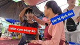 Con gái út DIVA Cát Thy xuất hiện, phụ mẹ bán Bánh tráng trộn