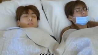 Jungkook dan V tidur berdampingan?