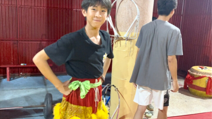 สิงโตหล่อถูกจับได้เป็นๆ ในวัด Chaoyang Qingwu