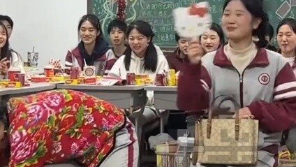 Two girls hilariously performed the roles of "delicate girl" and "female man". The girl in the flowe