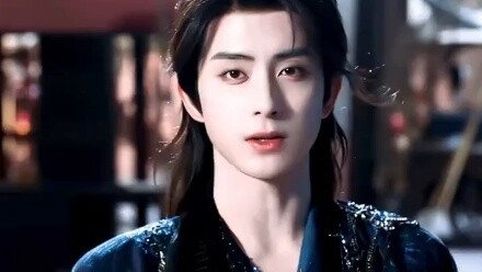 ไป๋ลู่เปิดเผยว่าอ่าวรุ่ยเผิงมีบุคลิกที่มืดมนและเท่และได้รับการยกย่องจากท่าทางที่สงบ