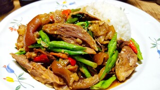 กระเพราขาหมูพะโล้ เมนูง่ายๆที่ลองทำแล้วรสชาติอร่อยถูกใจ สไตล์ | ครัวบ้านๆ Channel