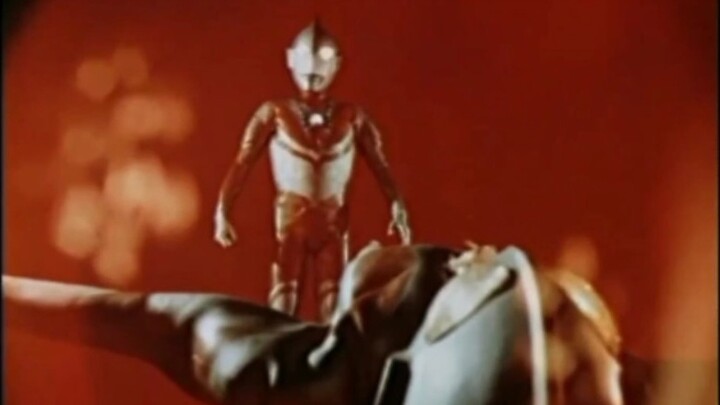 Audio dialog Ultraman Zoffi dan Ultraman baru dengan teks bahasa Mandarin