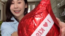 Coklat Kisses raksasa …. Dalamnya kayak gimana yah … .. hadiah untuk pacar bagus juga