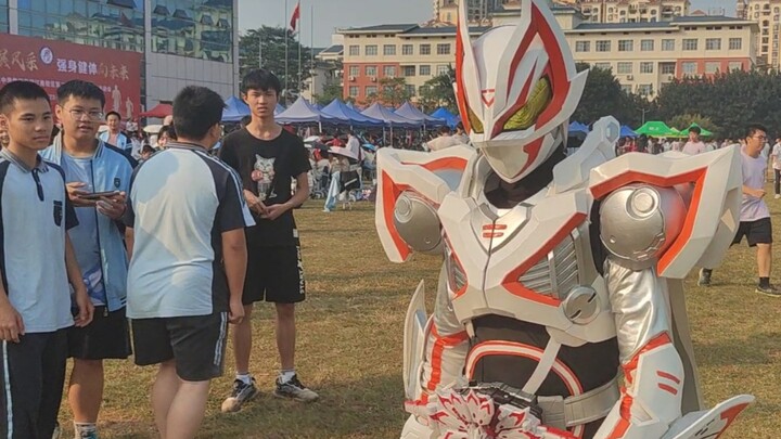 Saat aku menyusun set Kamen Rider dan berpartisipasi dalam pertemuan olahraga sekolah...