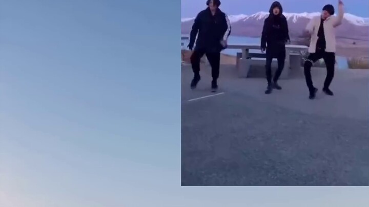 Tôi phủ súp gà và mì lên người Jimin và anh trai cậu ấy. Nước sốt mật ong được phục chế để tái hiện 