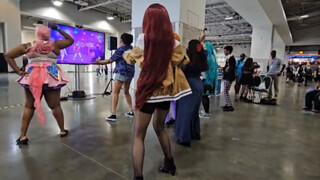Saya menjadi bersemangat dan melihat asisten saya menari di American Comic Con.