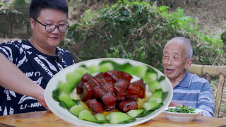 Menu "daging babi kecap" yang tidak memakai kecap, meleleh di makan