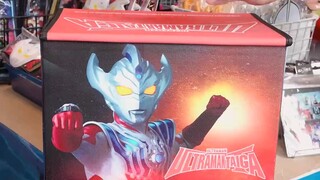 Membuka kotak barang Ultraman