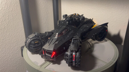 Tampilan model Arkham Knight Batmobile yang dapat diubah
