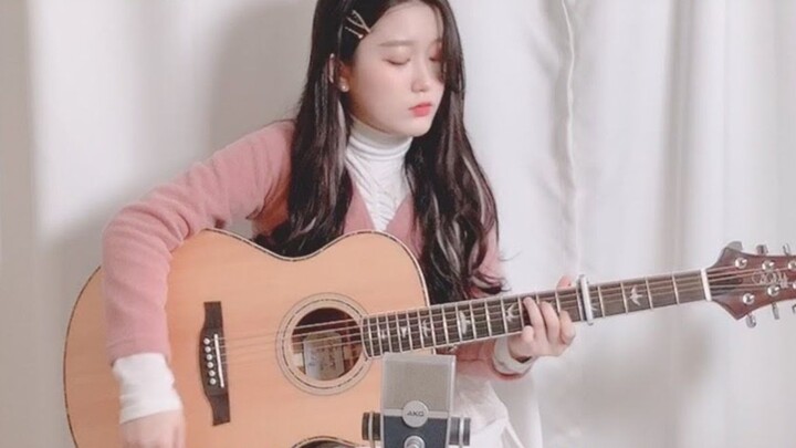 Wanita muda itu memainkan cover gitar listrik Kimetsu no Yaiba - Kamado Tanjiro no Uta|Yujin Guitar