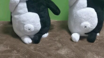 日本原装正版 弹丸论破 电动黑白熊  绝版 超超稀有 超超可爱 全新其中单手捂嘴黑白熊已售出双手捂嘴电动黑白熊 （ 纯展示）