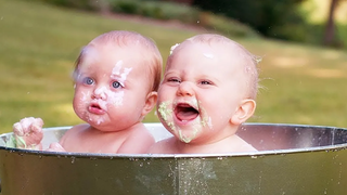 Cutest Twin Babies Adorable Moments - วิดีโอเด็กแฝดตลก