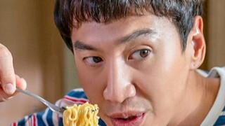 "Beginilah cara makan mi instan. Slurp, slurp, sangat lezat, sangat lezat!"