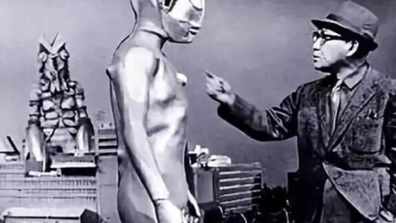 "Eiji Tsuburaya là ai? Anh ấy làm nghề gì?"