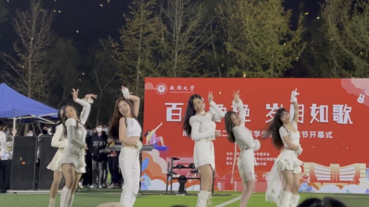 The college students' playground singing stage has a fireworks version of "After Like"