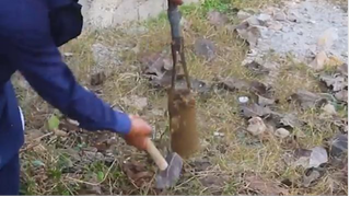 Cách mà người ta khoan giếng nước bằng tay 😃
