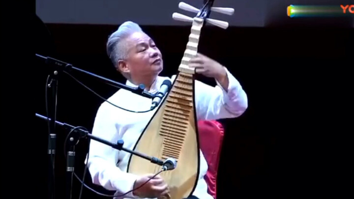 Master musik Fang Jinlong memakai kecapi Tiongkok meniru 18 alat musik