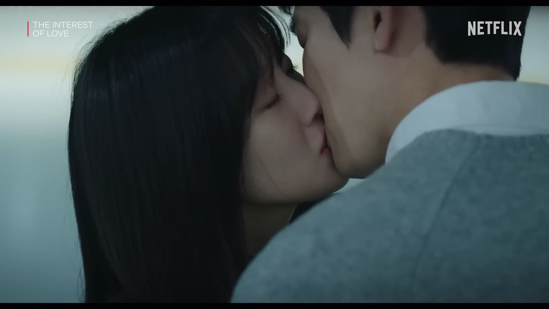 Yoo Yeon-seok gives in to his feelings and kisses Mun Ka-young