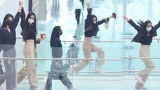 Jisoo's latest airport show, she said she was "so happy" that she could fly. Who doesn't like a cute