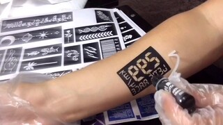 不相信纹身贴还十多天左右洗不掉，小伙怒贴手脚三十多张纹身贴！