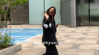 【BABYMONSTER】Ahyeon上班与粉丝打招呼