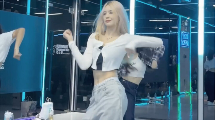 Blonde hair also suits this song Attention - Newjeans dance cover