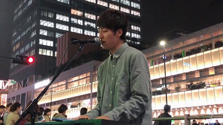 Kenshi Yonezu hát "Lemon" trên đường phố Nhật Bản