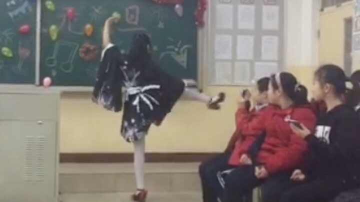 Một đứa trẻ 12 tuổi có thể nhảy theo bài hát Taoyuan Love Song trong bữa tiệc ngày đầu năm mới nóng 