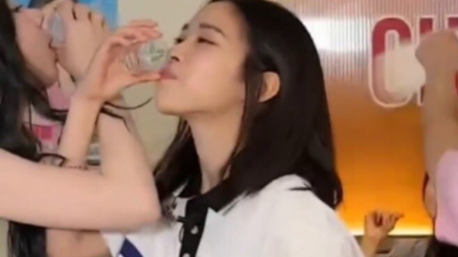 【ITZY】วิดีโอสั้น ๆ นี้น่าตื่นเต้นมาก Youna กำลังดื่มน้ำผลไม้ที่ร้านขายไวน์และ Liuzhen กำลังดื่มจากแก