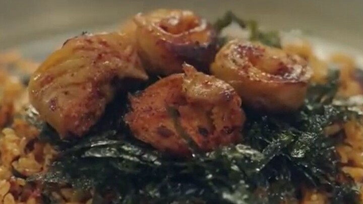 ชาวเกาหลีใช้ไส้กรอกย่างชิ้นเล็ก 4 ชิ้น รองหม้อข้าวผัด หอมจน*หม้อ