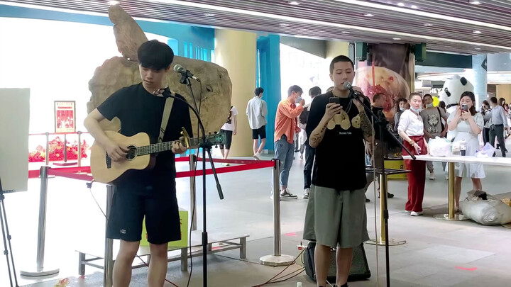A boy covers Justin Bieber's "Boyfriend" in the air with guitar