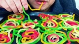 Eat colorful rope fondant and listen to a different chewing!