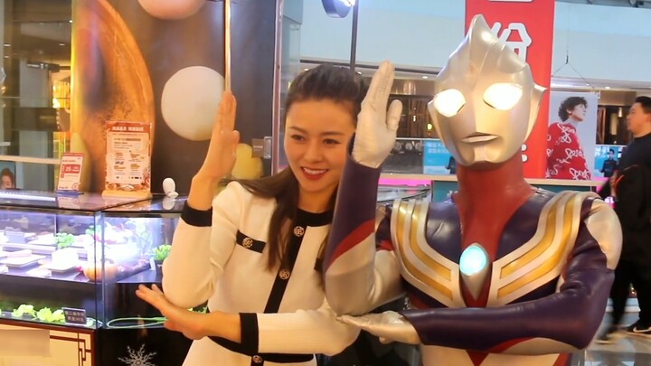 [Ultraman Tiga's Outing Chapter 2] Sarung kulitnya terlalu ketat dan gerakannya masih kaku