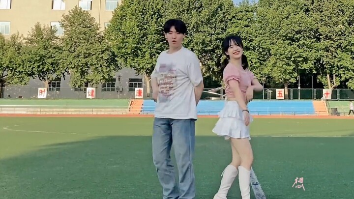 สนามเด็กเล่นท้องฟ้าสีฟ้าและเมฆสีขาว วัยกำลังซนของใครกันนะ เต้นคัฟเวอร์เพลง "Insomnia Flight" สุดหวาน