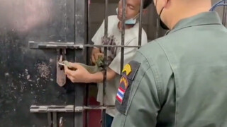 Prisoner demonstrates how to pick a lock during a prison break