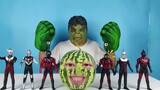 Ozawa berbagi semangka besar dengan Hulk setelah mengalahkan semangka yang berbicara dengan mainan t