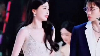 I just found out that Ding Yuxi is the first male star to walk the red carpet with Yu Shuxin in five