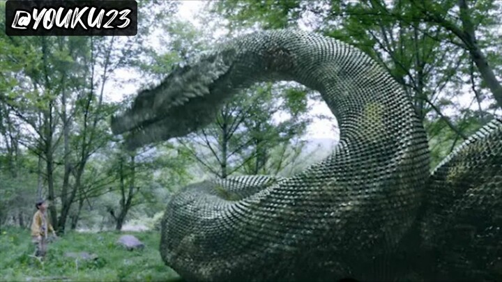 The little boy actually became a friend of life and death with the ancient giant snake!