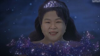 Saya akhirnya berhasil mengubah ibu saya menjadi Cinderella dengan efek khusus!