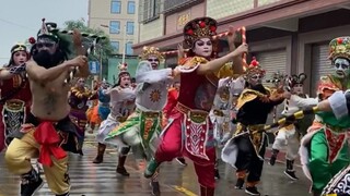 Bahkan hari hujan pun tidak mampu memadamkan suasana berapi-api dari Pertunjukan Lagu dan Tari Chaos