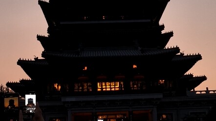 The moment when the lights are turned on in Chaoran Tower, Daming Lake, Jinan