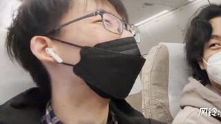 Kenakan COS dan pergi jalan-jalan bersama teman-teman!