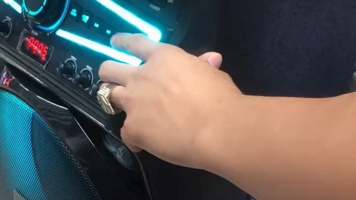 天很蓝 ，树很绿 ，风很轻，阳光很暖，抛开烦恼人生何其短，要笑的格外甜。