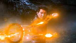 Trong cuộc đấu tay đôi giữa Shang-Chi và con trai, Tony Leung, người điều khiển mười chiếc nhẫn, đơn