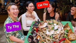 DIVA Cát Thy thăm Ty Thy, quậy tưng bừng chấn động tiệm Gỏi đu đủ Ty Thy Vlog