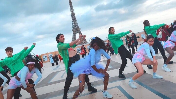 法国顶级舞团埃菲尔铁塔下翻跳泫雅&金晓钟《PING PONG》又甜又浪漫！