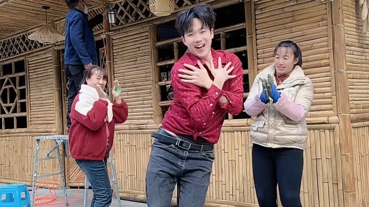 การมีครอบครัวที่มีความสุขร่วมกันเป็นเรื่องที่ดี วันนี้พาพี่สาวแม่กับน้องชายพ่อมาถ่ายวิดีโอด้วยกัน #农