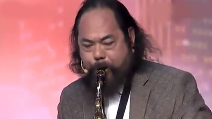 Sa Tăng thổi saxophone biểu diễn bản "Đi qua quán cà phê"