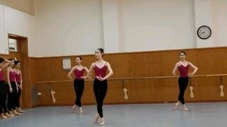 "Small Turn Combination" by Beijing Dance Academy Affiliated High School! Teacher: Huang Ling, piano